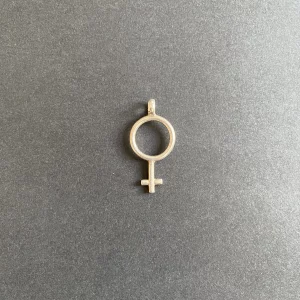 accesorio feminista con el símbolo feminista